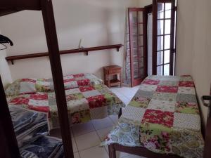 帕拉蒂Casa Paraty的配有被子的客房内的两张床