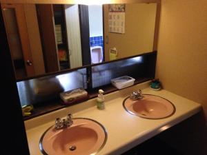 彦根市清泷旅馆的一间带两个盥洗盆和大镜子的浴室