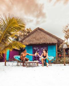 高龙撒冷岛Bamboo Jam的三人坐在海滩上