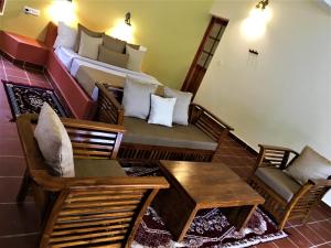 马拉利库兰Mandaram villas的配有床、沙发和椅子的房间