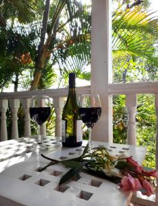 拜伦湾Arcadia House的桌子上放有一瓶葡萄酒和两杯酒