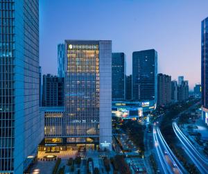 ShundeInterContinental Foshan DongPing的享有城市天际线的美景。