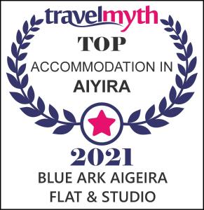 AíyiraBlue Ark Aigeira Flat & Studio的空中与月桂花的顶级联结的标志