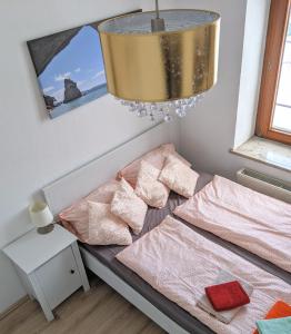 莱比锡City Apartment Leipzig的一间卧室配有两张床和吊灯。
