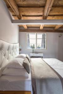 布拉格设计聂鲁达酒店的卧室配有白色的床和窗户。