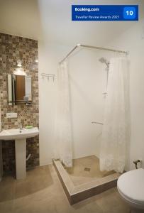 第比利斯Twins的带淋浴、水槽和卫生间的浴室