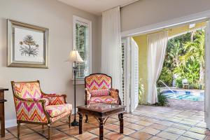 西棕榈滩Grandview Gardens的客厅配有两把椅子和一张桌子