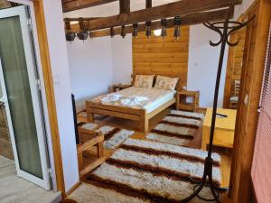 班斯科Mamin Kolio的卧室配有一张床铺,位于带木墙的房间内