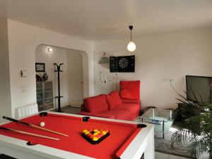 西格L'OUSTAOU的客厅配有红色台球桌
