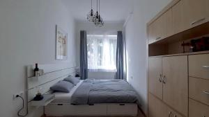 莫尔Kamocsay Vendégház的白色的卧室设有床和窗户