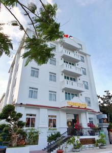 昆岛Khách sạn Thái Bình的前面有标志的白色建筑