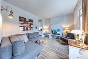 海德堡BS Luxury Suites的带沙发和电视的客厅