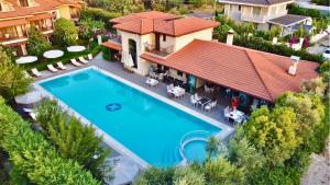 戈西克伦卡酒店及Spa的享有带游泳池的房屋的空中景致