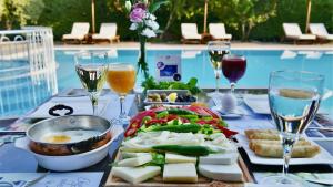 戈西克伦卡酒店及Spa的一张桌子,上面放着一盘食物和酒