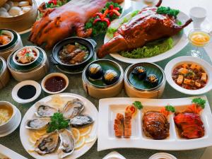 曼谷Swissotel Bangkok Ratchada的餐桌上放着各种食物的盘子