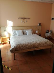 雷吉奥洛Agriturismo Boschi的一间卧室配有一张大床和木制床头板