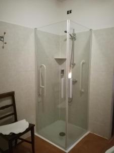 雷吉奥洛Agriturismo Boschi的浴室里设有玻璃门淋浴