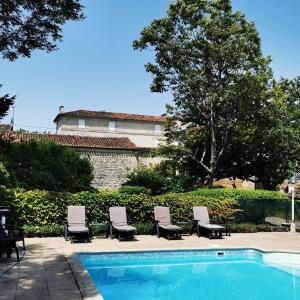 HiersacLe Bonheur- Suite Cognac的一座带躺椅的游泳池和一座建筑