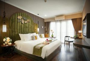 河内Hanoi Center Silk Hotel & Travel的酒店客房设有一张大床和一台电视。