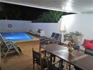 卡拉布兰卡LEIDA - Relax y privacidad的一个带桌子和游泳池的庭院