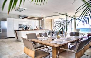 马略卡岛帕尔马Villa Molinar的厨房以及带桌椅的用餐室。