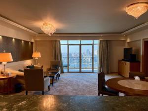 开罗Chez Haytham At Four Seasons Nile Plaza Residential Suite的酒店客房设有大型起居室。