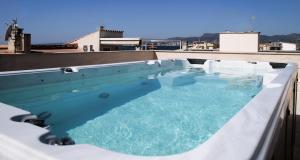 马略卡岛帕尔马Villa Molinar的建筑物屋顶上的游泳池