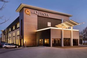 圣路易斯La Quinta Inn & Suites by Wyndham St Louis Route 66的建筑前方有太阳星标的建筑