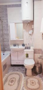 科克舍套Аблайхана 1/3的浴室配有卫生间、盥洗盆和浴缸。