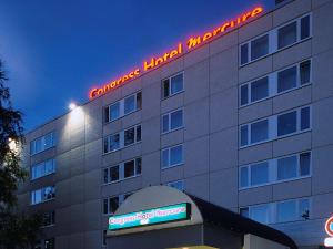 纽伦堡纽伦堡梅斯美居酒店国会店的旁边有一个 ⁇ 虹灯标志的酒店