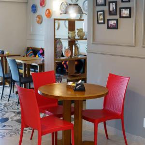 乌贝兰迪亚马拉亚酒店的餐厅里的桌子和红色椅子