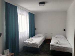 戈乌达普Pokoje Hotelowe LUPUS的小型客房 - 带2张床和窗户