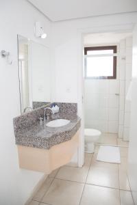 索罗卡巴索罗卡巴特雷沃广场酒店的一间带水槽和卫生间的浴室