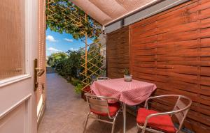 法扎纳Apartments Stanisic的庭院设有围栏,配有桌椅