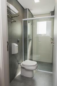 索罗卡巴索罗卡巴特雷沃广场酒店的一间带卫生间和玻璃淋浴间的浴室