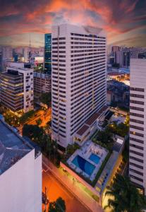 圣保罗Radisson São Paulo Paulista的城市中白色大建筑的空中景观
