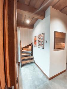 拉脱维亚Villa Gaida的房屋内的楼梯,设有木制天花板
