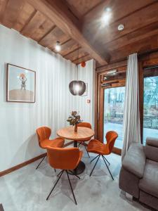 拉脱维亚Villa Gaida的一间带桌椅和沙发的用餐室