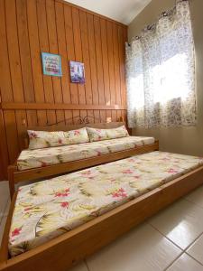 瓜尔达恩巴Recanto Marina的一间卧室设有两张床和窗户。