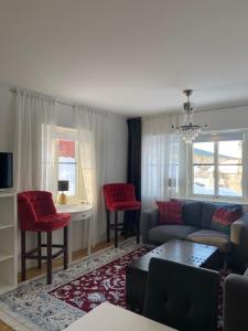 萨伦Varijlyan höger的带沙发和红色椅子的客厅
