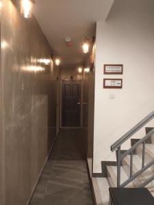 怡保Just Austin Guesthouse的大楼内带门和楼梯的走廊