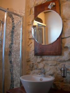 AbbateggioAgriturismo Borgo San Martino的一间带水槽和镜子的浴室