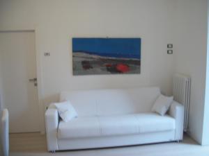 阿科马松内攀岩之家公寓的墙上画的白色沙发