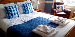 利扎尔德托普豪斯宾馆的一间卧室配有带毛巾的床