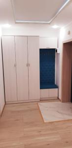 科克舍套Аблайхана 1/3的一间空房间,有白色的橱柜和蓝色的墙壁