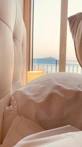 巴科利Naro Suites and Rooms的一张白色的海景床
