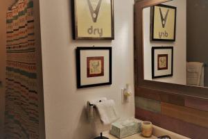 格兰福克Arhaus 2的浴室设有镜子、盥洗盆和卫生间