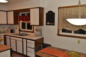 格兰福克Arhaus 2的厨房配有水槽、桌子和窗户