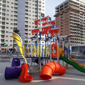 萨利诺波利斯SALINAS EXCLUSIVE RESORT的一个带丰富多彩游戏设备的儿童游乐场