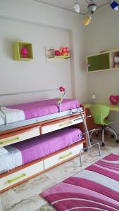 泰尔米尼伊梅雷塞Case marino的一间卧室配有两张双层床和一张书桌